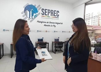 Una funcionaria del Seprec entrega el certificado de registro  de una empresa. Foto: Archivo.