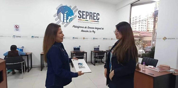 Una funcionaria del Seprec entrega el certificado de registro  de una empresa. Foto: Archivo.