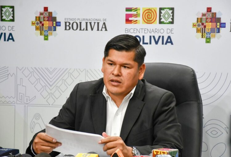 El viceministro de Sustancias Controladas, Jaime Mamani, brinda una conferencia de prensa.