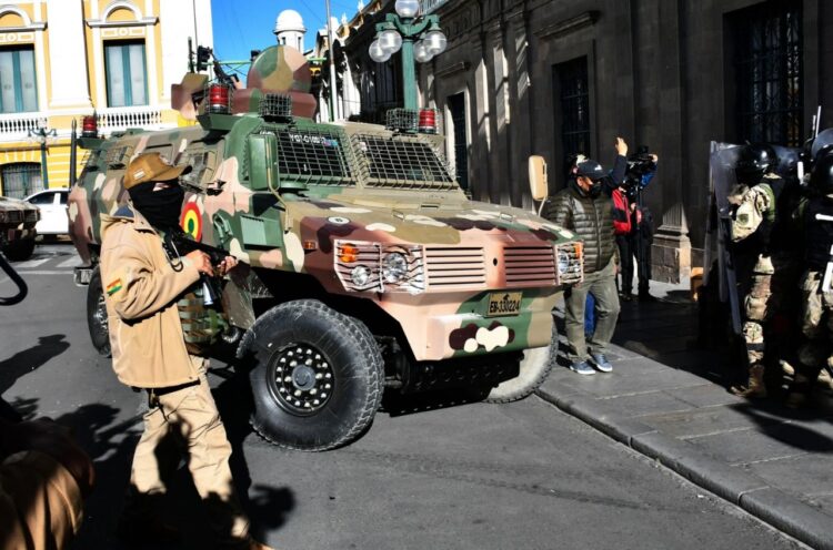 Los militares tomaron la plaza Murillo el 26 de junio en un "fallido golpe de Estado".