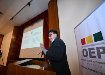 El director del Sifde, Omar Santa Cruz, participa del desayuno trabajo con periodistas.