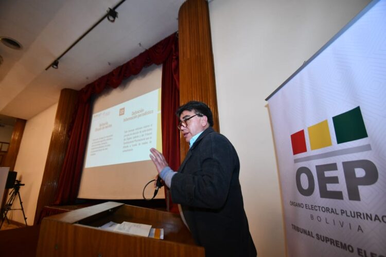 El director del Sifde, Omar Santa Cruz, participa del desayuno trabajo con periodistas.