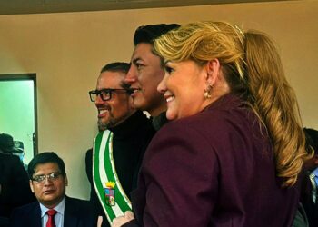 La expresidenta jeanine Áñez (adelante), y los exlíderes cívicos Marco antonio Pumari y Luis Fernando Camacho.