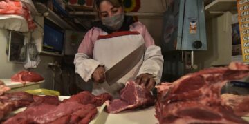 Una carnicera vende carne de res al consumidor final. Foto: Archivo LR