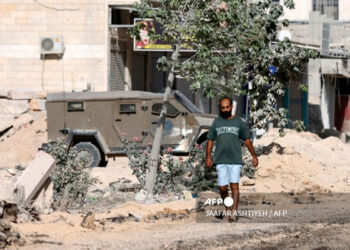 Una persona transita por una calle en Cisjordania. Foto: Archivo