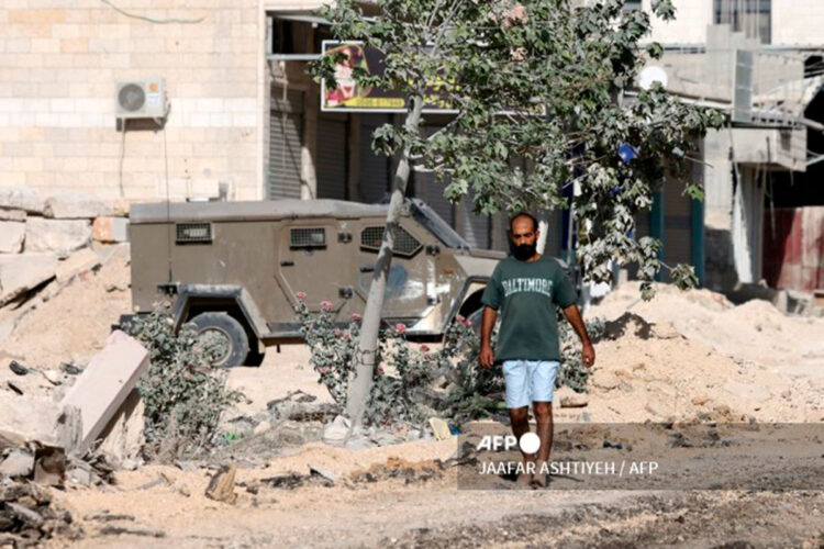 Una persona transita por una calle en Cisjordania. Foto: Archivo