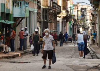 Personas caminando en una calle de La Habana, Cuba.