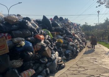 En protestas por pedido de cierre del relleno sanitario de K'ara K'ara, hubo gran acumulación de basura en las calles. Foto: Archivo.