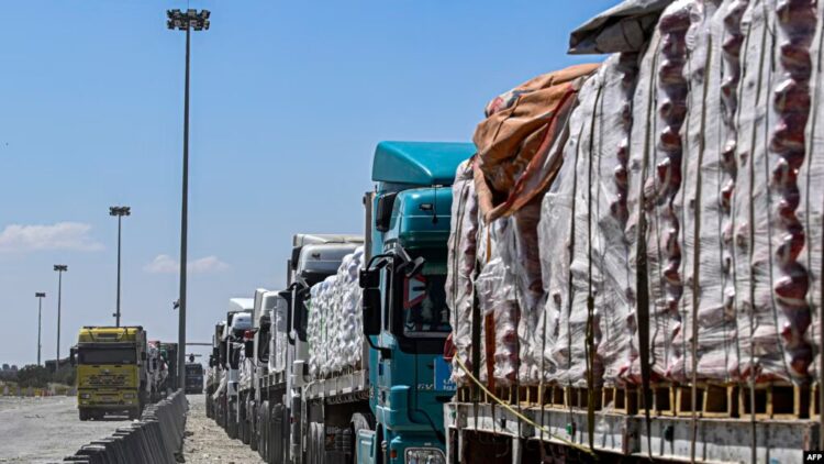 Camiones que transportan ayuda humanitaria con destino a la Franja de Gaza