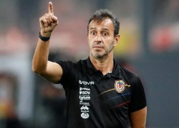 Batista dirigiendo a la selección de Venezuela