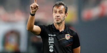 Batista dirigiendo a la selección de Venezuela