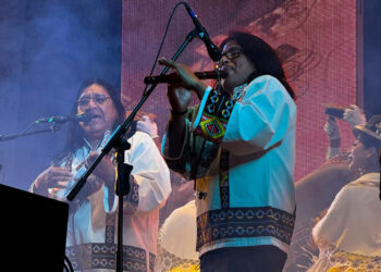 El grupo K'ala Marka durante un show en vivo