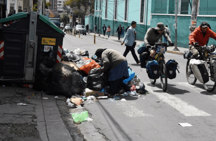Una mujer en situación de pobreza en la calle Federico Suazo, en La Paz.