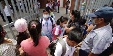 Educación de Santa Cruz instruye tolerancia para escolares, ante la falta de transporte público.