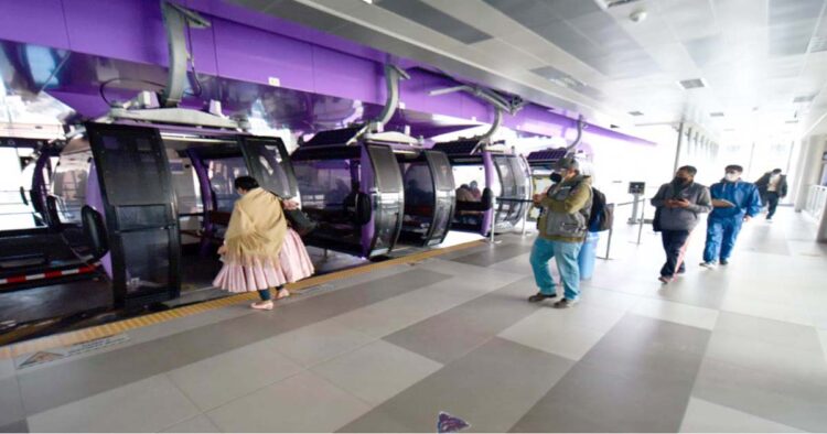 Estación de la línea Morada en Faro Murillo de El Alto, allí miles de usuarios llegan todos los días para transportarse