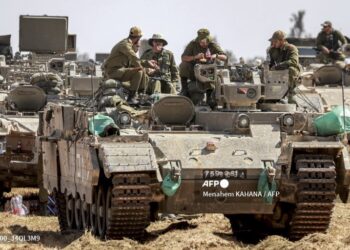Soldados del ejército israelí sentados encima de un vehículo de combate. Foto: Archivo