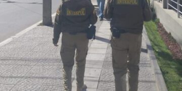 Policías de Interpol caminan por una de las calles de La Paz.