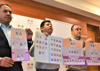 Vocales del TSE presentan las papeletas electorales para las elecciones judiciales.