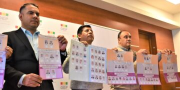 Vocales del TSE presentan las papeletas electorales para las elecciones judiciales.