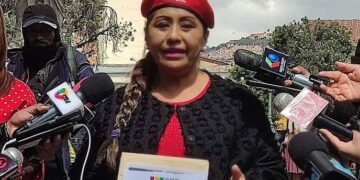 La vicepresidenta y vocera Pan-Bol, Ruth Nina, brinda una conferencia de prensa.