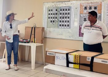El equipo del TED Santa Cruz capacita a los jurados electorales para las elecciones judiciales.