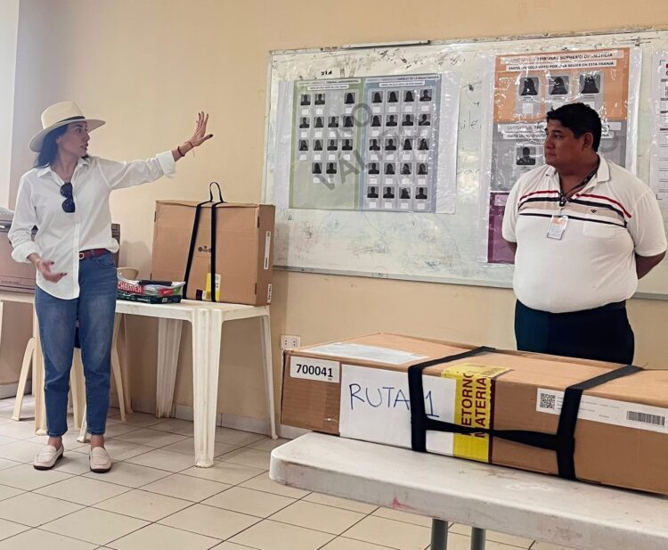El equipo del TED Santa Cruz capacita a los jurados electorales para las elecciones judiciales.