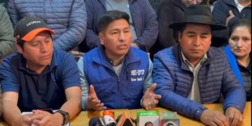 Grover García, presidente del MAS, brinda una conferencia de prensa.