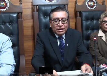 Gonzalo Hurtado,  presidente del Tribunal Constitucional Plurinacional, brinda una conferencia de prensa.
