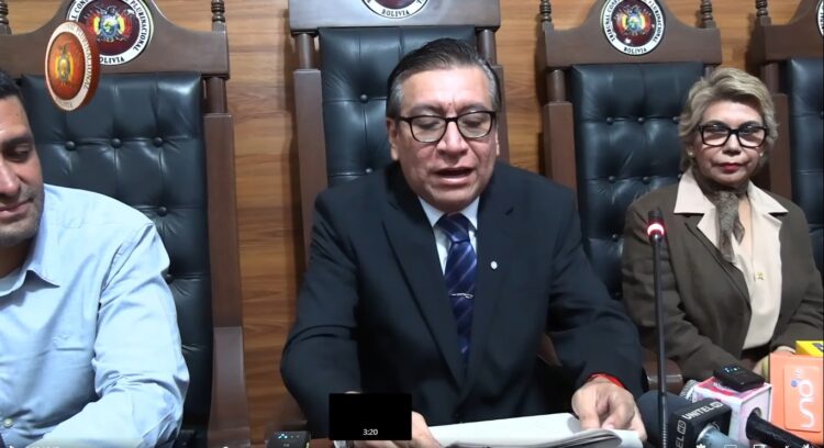 Gonzalo Hurtado,  presidente del Tribunal Constitucional Plurinacional, brinda una conferencia de prensa.