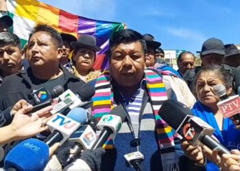 Pedro Llanque, dirigente del Pacto de Unidad evista, brinda una conferencia de prensa.