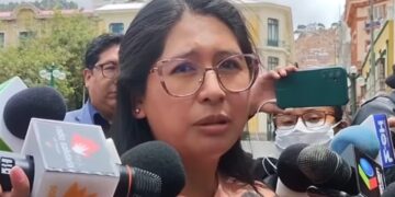 La alcaldesa Eva Copa habla con los periodistas sobre Morena.