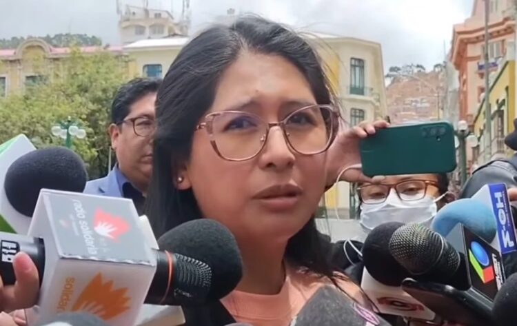 La alcaldesa Eva Copa habla con los periodistas sobre Morena.
