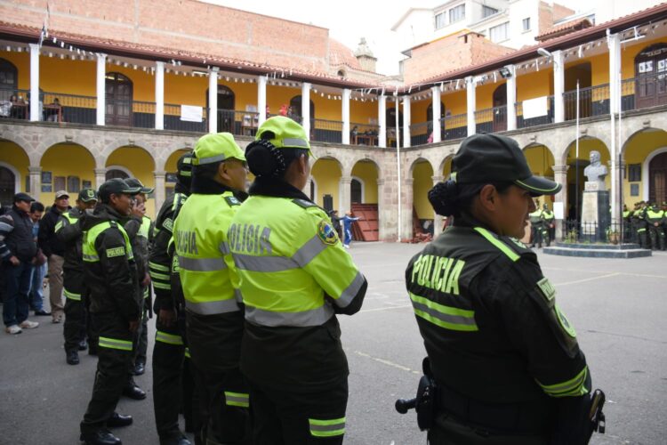 Policías resguardan un recinto de votación en las elecciones judiciales.
Foto: Archivo.