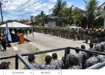 Formación policial en el acto de desagravio a la Policía en Chimoré