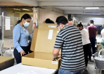 Preparado de las maletas para las elecciones generales.