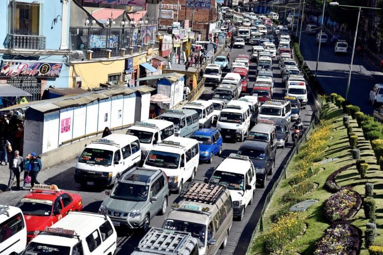 El transporte público en La Paz. Foto: Archivo.