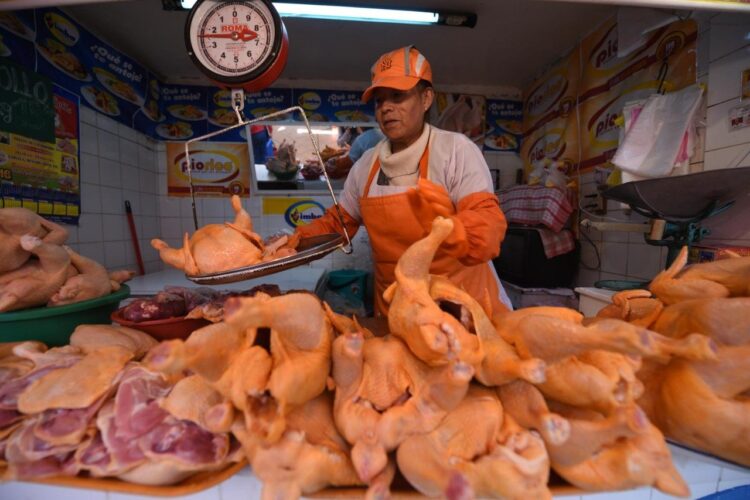 Venta de carne de pollo en un mercado de la ciudad de La Paz.