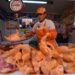 Venta de carne de pollo en un mercado de la ciudad de La Paz.
