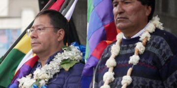 El mandatario Luis Arce y el expresidente Evo Morales, en un acto oficial.