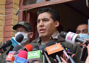 Juan Carlos Limpias, director general de Régimen Penitenciario, es entrevistado por la prensa.