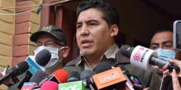 Juan Carlos Limpias, director general de Régimen Penitenciario, es entrevistado por la prensa.