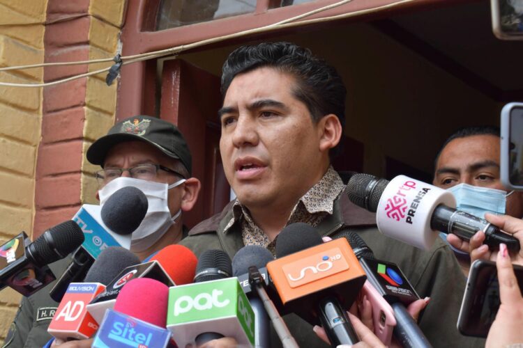 Juan Carlos Limpias, director general de Régimen Penitenciario, es entrevistado por la prensa.