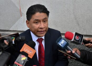 El exministro de Justicia, Iván Lima, es entrevistado por la prensa.