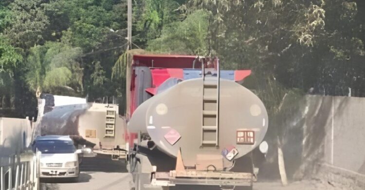 Un camión cisterna.