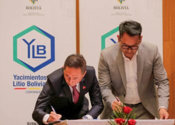 El presidente de YLB, Omar Alarcón, durante la firma del contrato con Hong Kong CBC. Foto: Archivo.