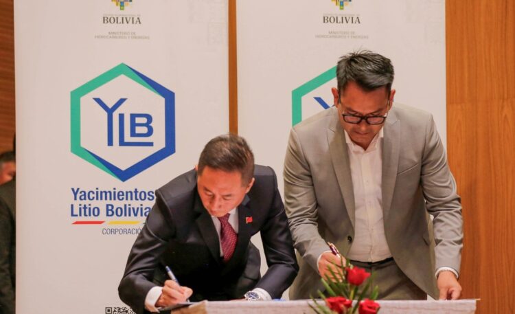 El presidente de YLB, Omar Alarcón, durante la firma del contrato con Hong Kong CBC. Foto: Archivo.