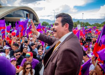Manfred Reyes Villa, en el aeropuerto de Cochabamba.