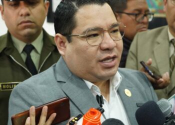 Fiscal General del Estado, Róger Mariaca, es entrevistado por la prensa.