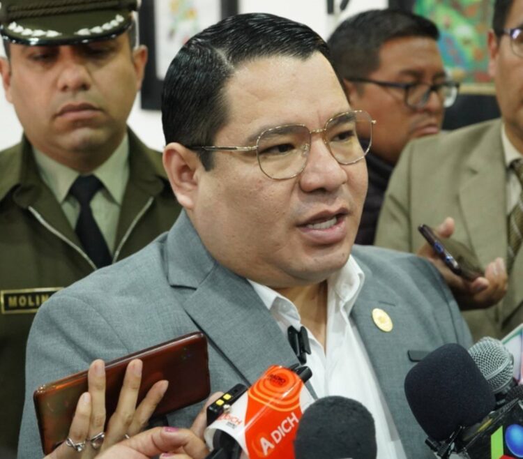 Fiscal General del Estado, Róger Mariaca, es entrevistado por la prensa.