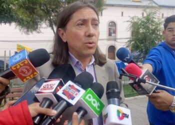 Marcel Rivas, exdirector de Migración en la gestión de Jeanine Áñez, es entrevistado por la prensa.